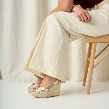 Espadrilla con zeppa nudo Lyra color platino con vista in prospettiva in piano medio - MONPIEL 2