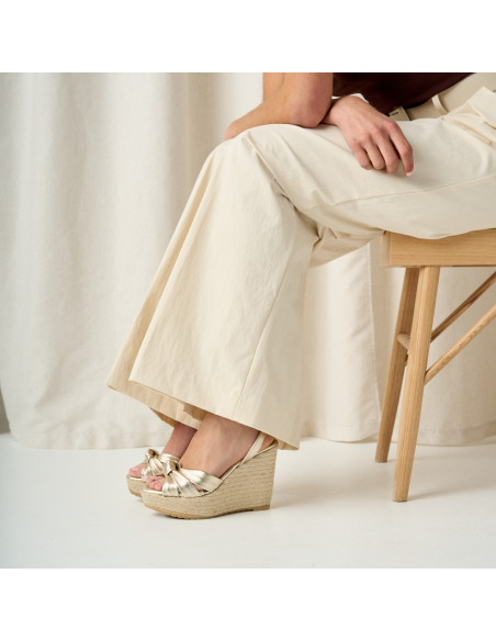 Lyra wedge espadrille with knot in platinum with side view in medium shot - MONPIEL Lyra wedge espadrille with knot in platinum with side view in medium shot - MONPIEL