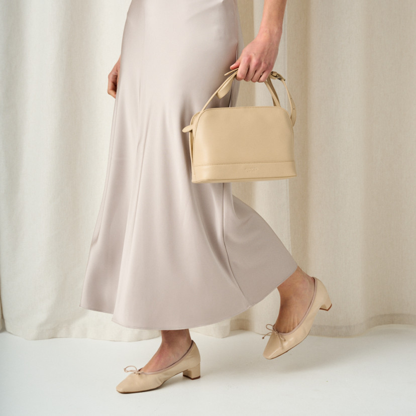 Medium leather bag in beige held by the handle - MONPIEL