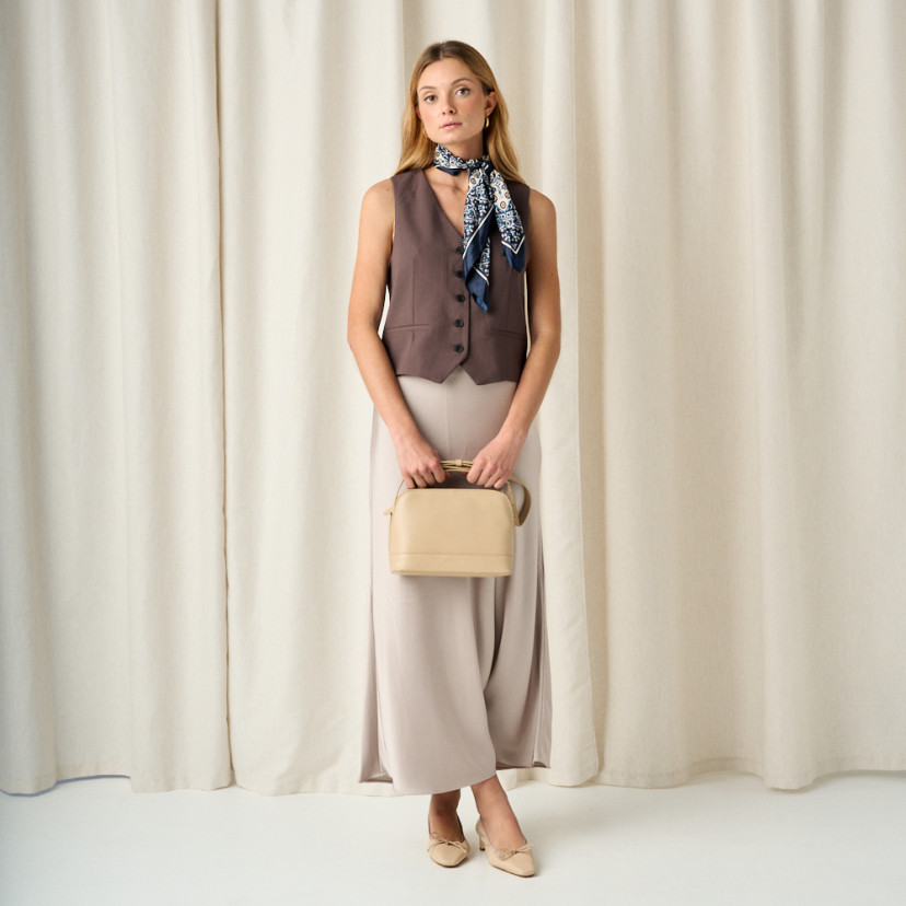 Medium leather bag in beige with front view, full shot of the model standing - MONPIEL