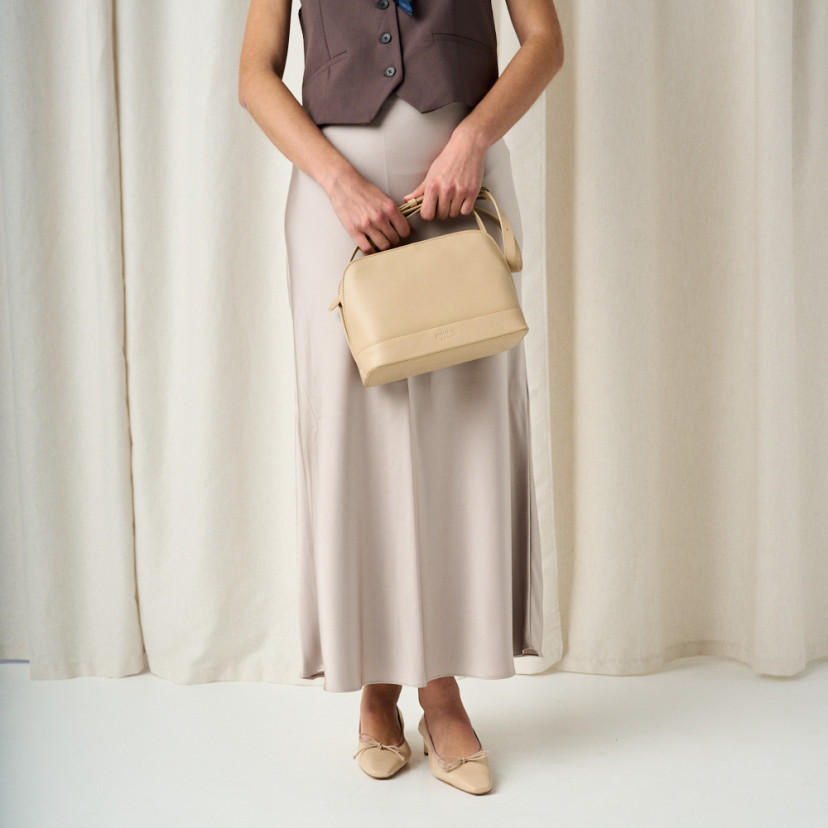 Medium leather bag in beige with front view, medium shot - MONPIEL