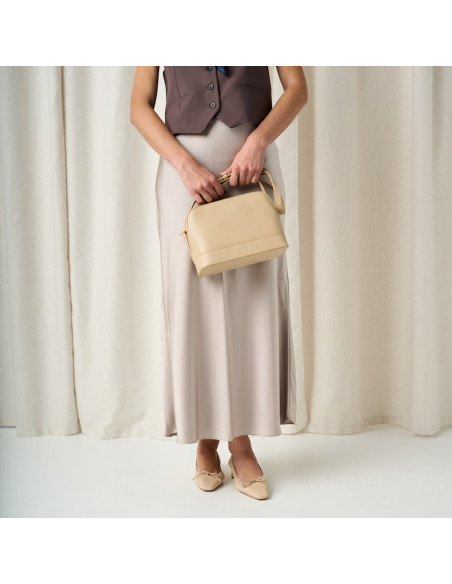 Medium leather bag in beige with front view, medium shot - MONPIEL