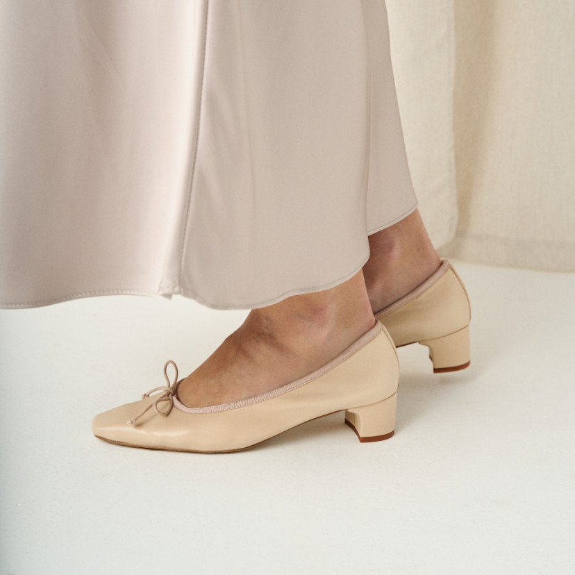 Manuela low heel bow flat slipper in beige with side view in close-up - MONPIEL