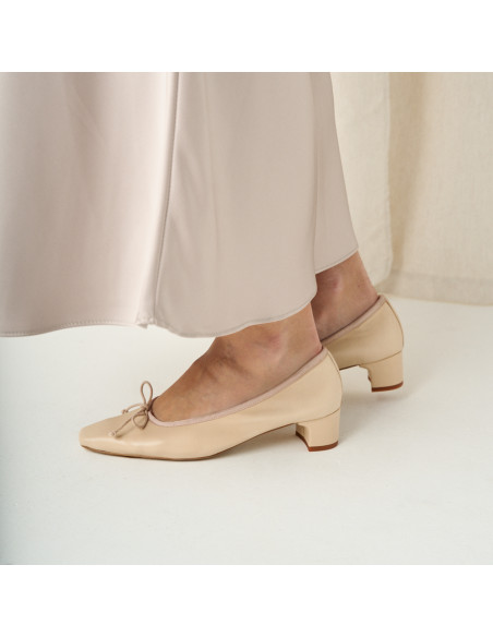 Bailarina taconcito lazo manuela en color beige con vista de perfil en primer plano - MONPIEL