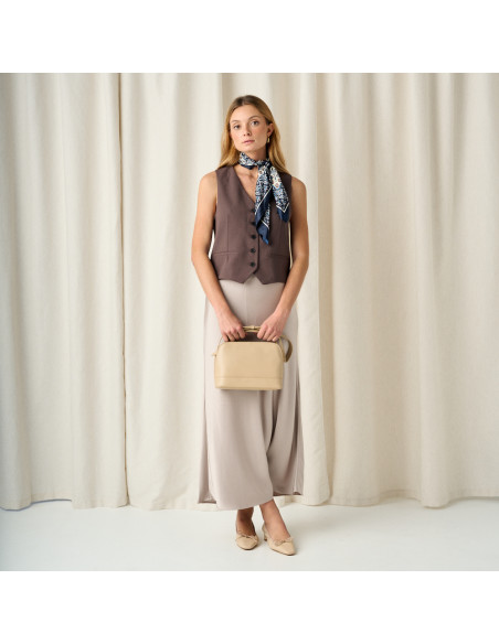 Ballerine à petit talon avec nœud Manuela en couleur beige avec vue frontale des jambes croisées, plan général du modè - MONPIEL