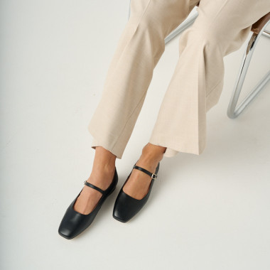 Mercedita tira carlota en color negro con vista de perfil, delante de jarrón, primer plano - MONPIEL 2