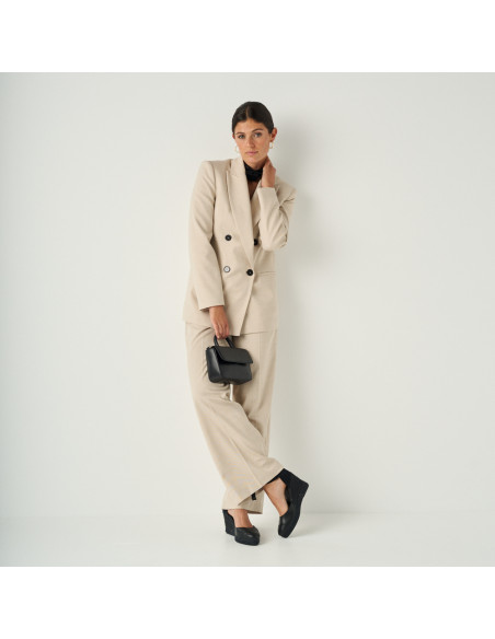 Espadrille compensée Creta en cuir noir avec vue frontale et de profil, pieds croisés en plan général - MONPIEL