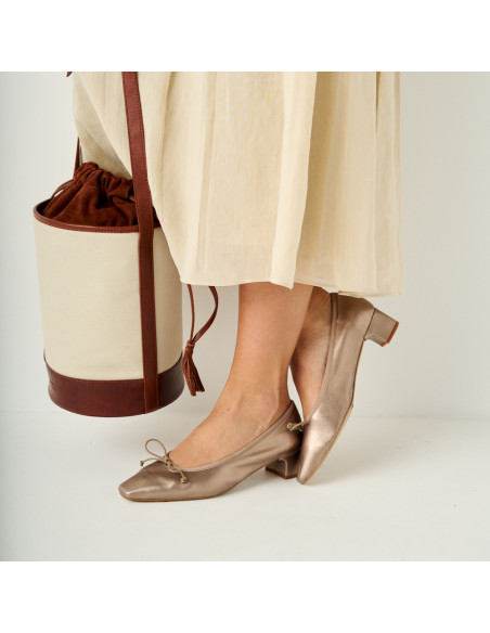 Ballerine à petit talon avec nœud Manuela en couleur cappuccino bronze, vue en perspective et de profil, pieds croisés - MONPIEL