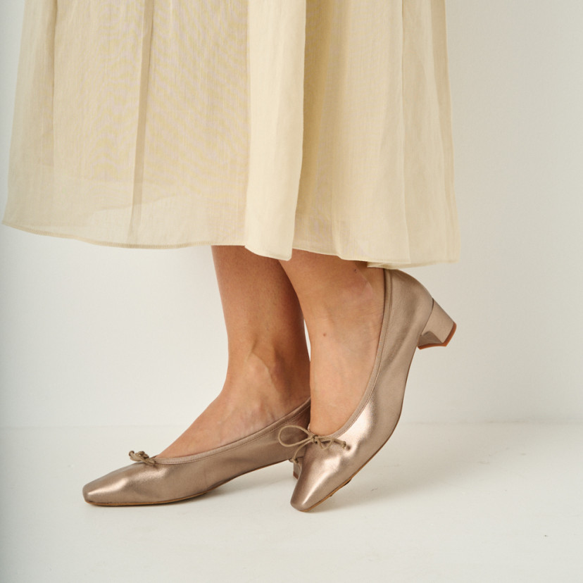 Ballerina de tacinho com laço Manuela na cor cappuccino bronze com vista de perfil e um pé para trás - MONPIEL