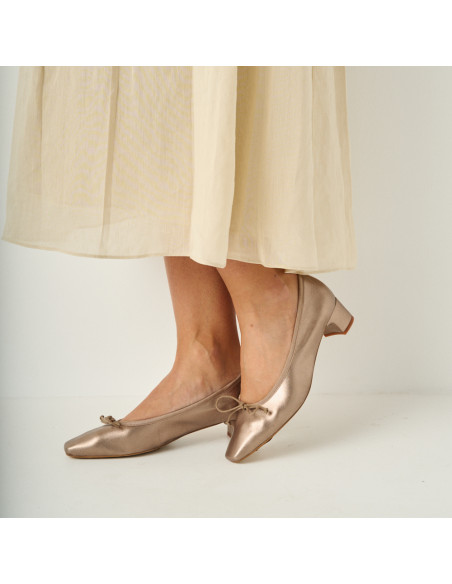 Ballerina con tacco e fiocco Manuela color cappuccino bronzo con vista laterale e un piede indietro - MONPIEL
