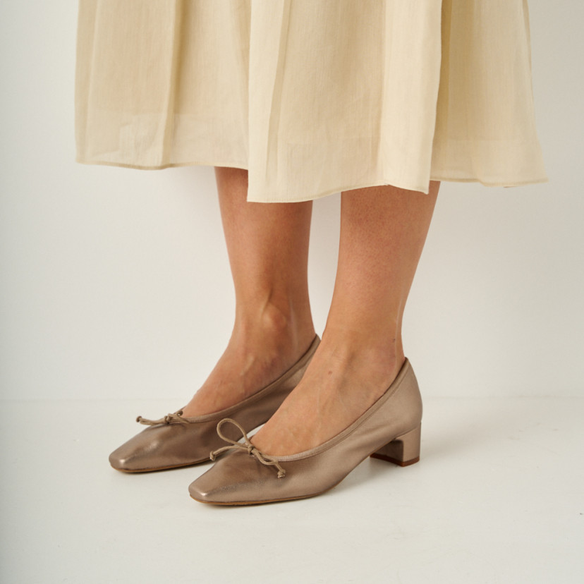 Manuela low heel bow flat slipper in cappuccino bronze with perspective view - MONPIEL