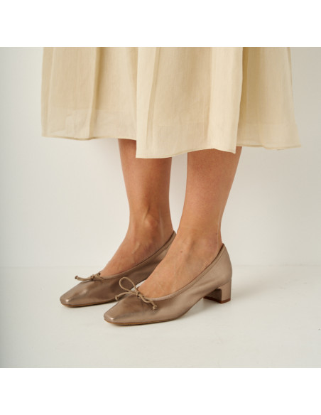 Bronze cappuccino-colored Manuela bow ballet flat with a perspective view - MONPIEL