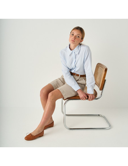 Ballerine à talon haut en cuir couleur cuir, vue en perspective, modèle assis sur la chaise, plan général - MONPIEL