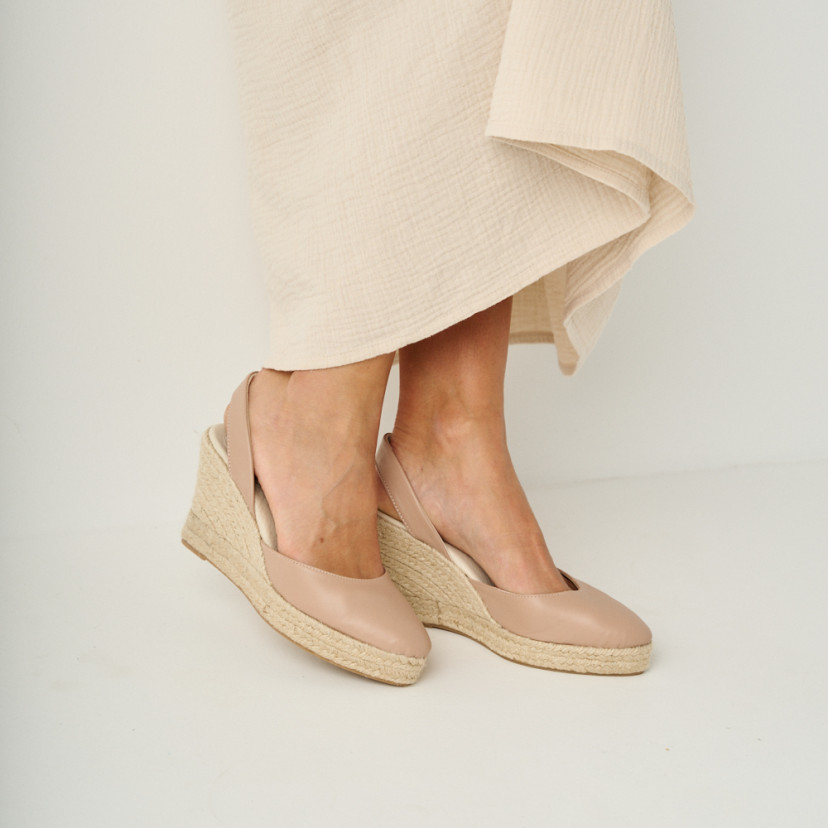 Espadrilha de couro com wedge na cor nude, vista em perspectiva, primeiro plano da saia - MONPIEL