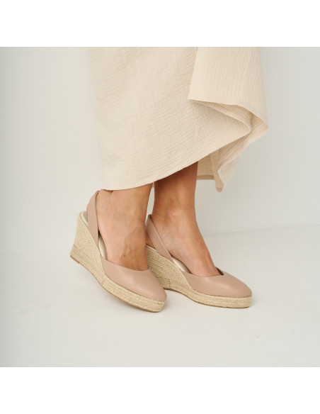 Espadrilla in pelle con zeppa color nudo, vista in prospettiva, primo piano della gonna - MONPIEL