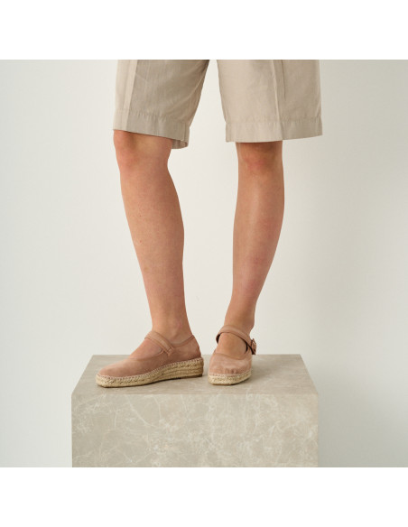 Alpargata mercedita cuba en color rosa palo con vista en perspectiva, modelo de pie sobre cubo de mármol - MONPIEL