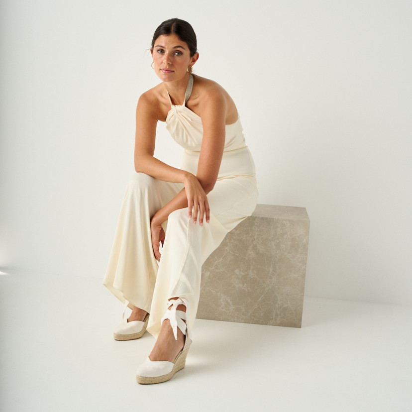 Espadrilha Elba seda noiva na cor branca com vista em perspectiva, plano geral do modelo sentada em cubo de mármore - MONPIEL