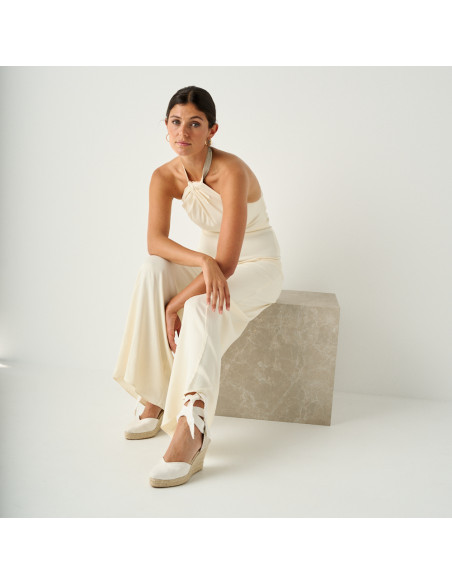 Espadrille Elba en soie pour mariée couleur blanche, vue en perspective, plan général du modèle assis sur un cube en m - MONPIEL