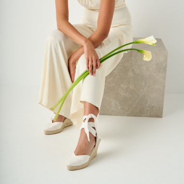 Espadrilles en soie de mariée Elba de couleur blanche, vue en perspective sur bois - MONPIEL 2