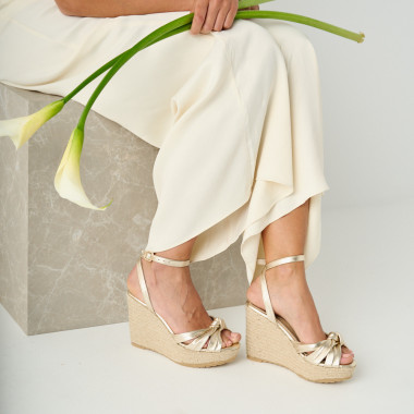 Espadrilla con zeppa nudo Lyra color platino con vista in prospettiva in piano medio - MONPIEL 2