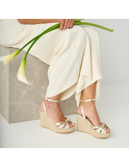 Espadrilla con zeppa nudo Lyra color platino con vista in prospettiva in piano medio - MONPIEL