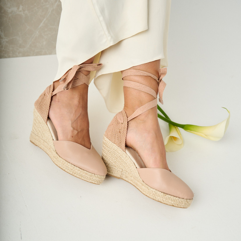 Elba leather wedge espadrille in nude with angled feet in close-up and flower detail - MONPIEL