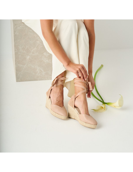 Espadrilha de cuña Elba de couro na cor nude, com vista em perspectiva, detalhe amarrando o laço - MONPIEL Espadrilha de cuña Elba de couro na cor nude, com vista em perspectiva, detalhe amarrando o laço - MONPIEL