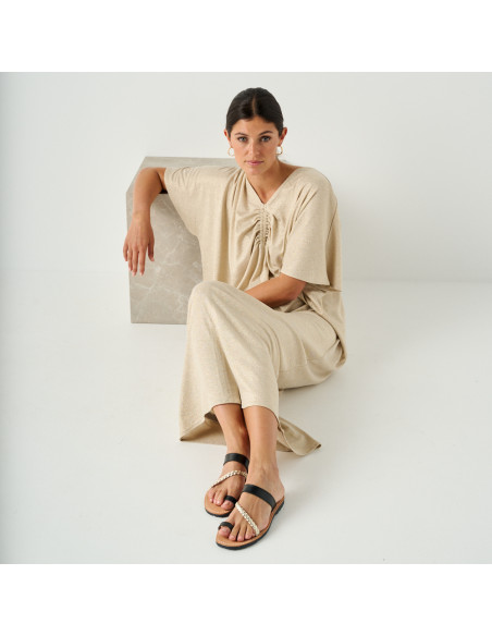 Black leather Greek sandal Mykonos, model sitting on the floor leaning on marble cube, perspective view - MONPIEL