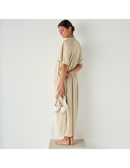 Espadrillas da sposa in seta Elba bianche con vista frontale, ripresa ampia delle espadrillas in mano - MONPIEL