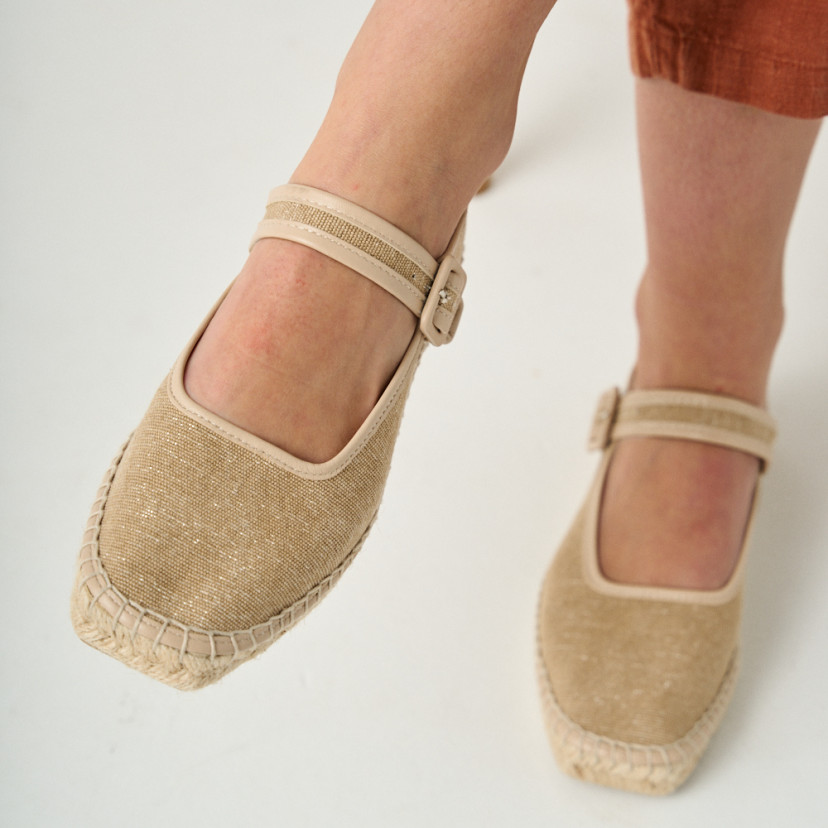 Espadrille Mary Jane Cuba in beige with sparkle, viewed from above, legs crossed - MONPIEL
