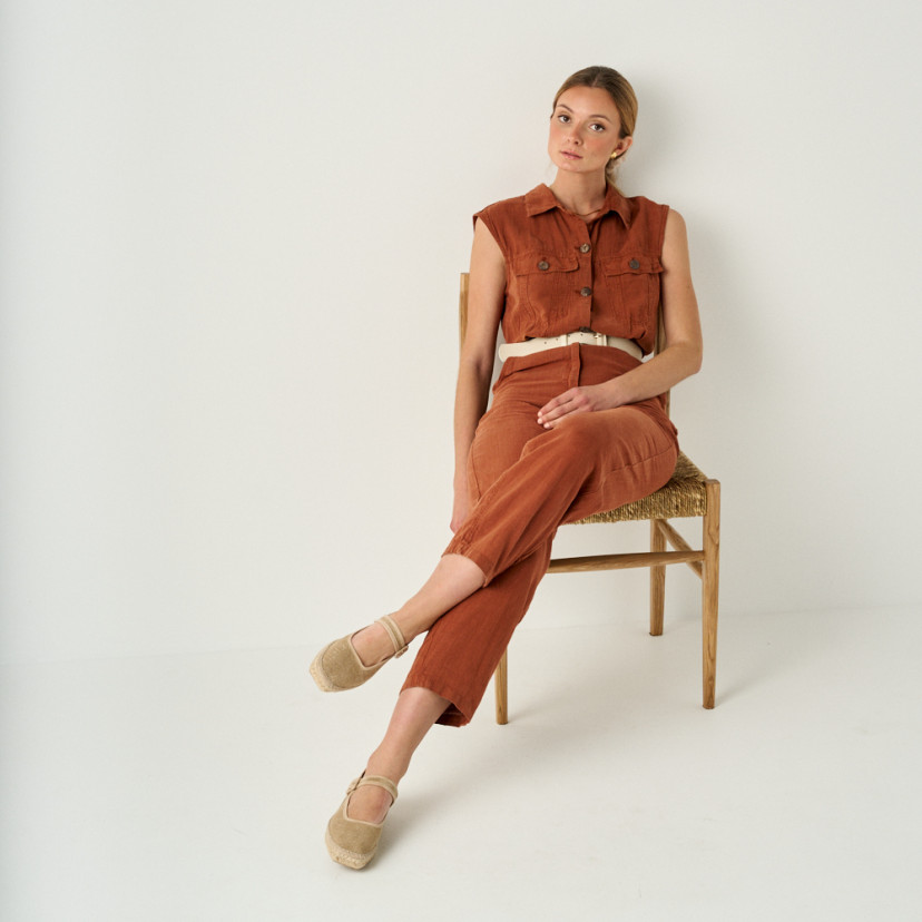 Espadrille Mary Jane Cuba in beige with sparkle, crossed legs, wide shot, model sitting on chair - MONPIEL