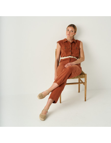 Espadrillas Mary Jane Cuba beige con brillantezza, gambe incrociate, ripresa ampia, modella seduta sulla sedia - MONPIEL