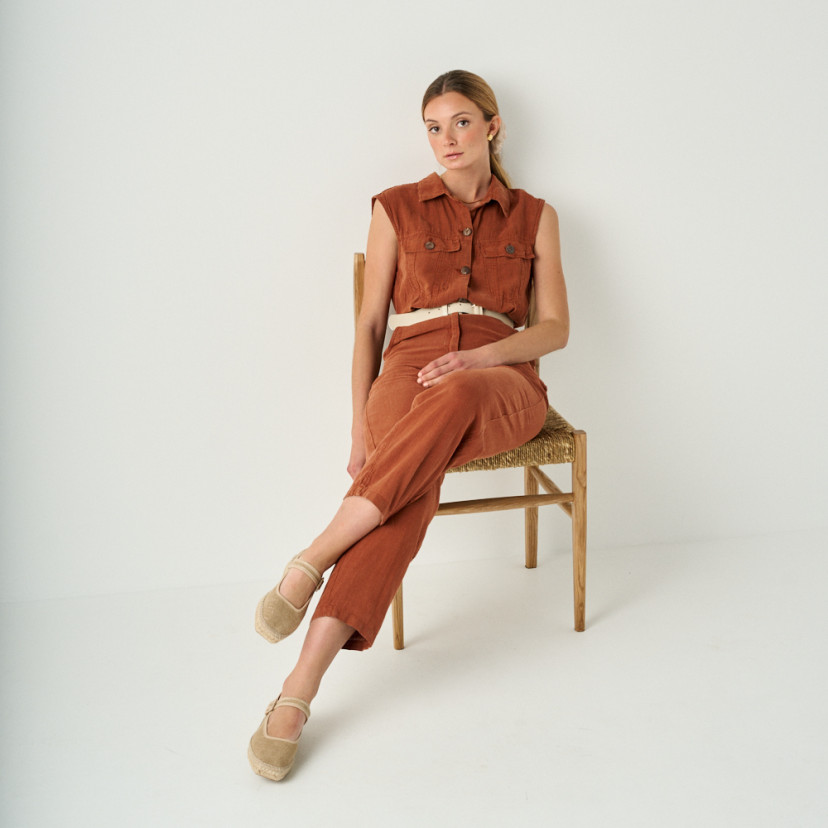 Espadrille Mary Jane Cuba in beige with sparkle, crossed legs, wide shot, model sitting on chair - MONPIEL