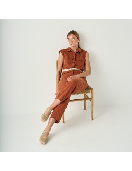 Espadrillas Mary Jane Cuba beige con brillantezza, gambe incrociate, ripresa ampia, modella seduta sulla sedia - MONPIEL