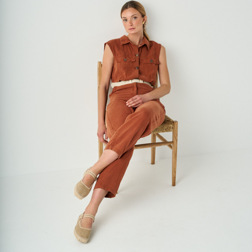 Espadrille Mary Jane Cuba in beige with sparkle, crossed legs, full shot, model sitting on chair - MONPIEL