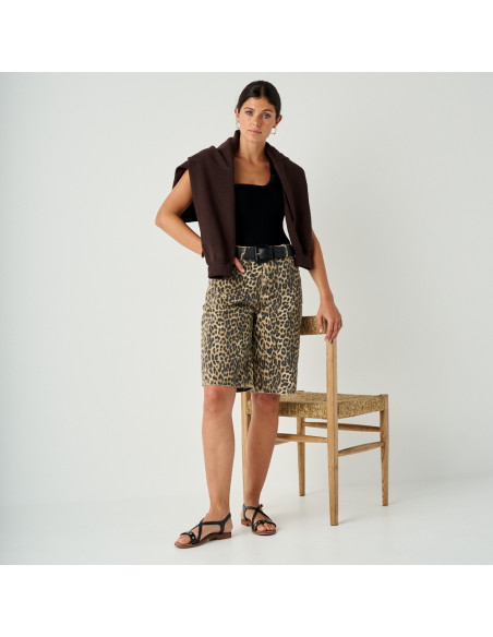 Sandalo incrociato con borchie Bari nero con vista frontale e prospettica, ripresa ampia della modella in piedi - MONPIEL Sandalo incrociato con borchie Bari nero con vista frontale e prospettica, ripresa ampia della modella in piedi - MONPIEL