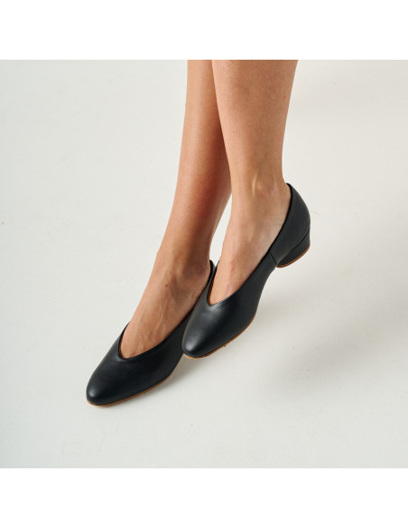 Bailarina con tacón en color negro, plano piernas cruzadas con fondo blanco - MONPIEL