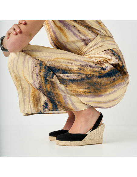 Espadrille compensée en cuir suédé noir avec vue de profil, mannequin accroupie, gros plan sur les semelles compensées - MONPIEL