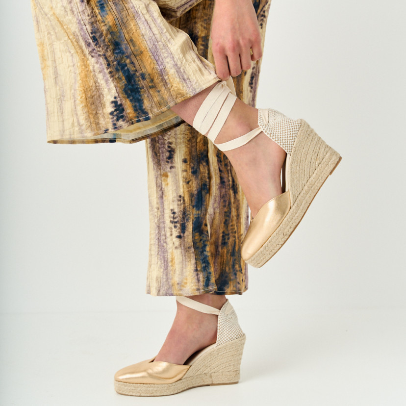 Elba gold leather wedge espadrille with bent knee and side view - MONPIEL
