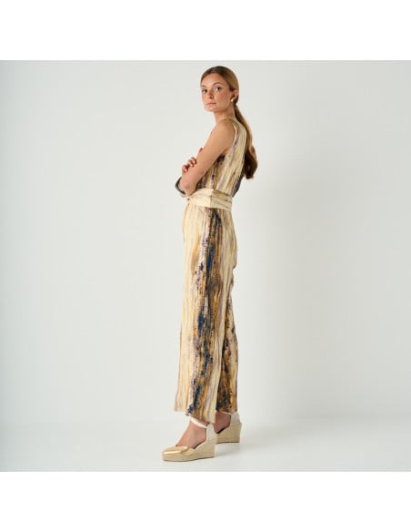 Alpargata cuña elba de piel en color oro con vista de perfil, plano general de la modelo de pie - MONPIEL Alpargata cuña elba de piel en color oro con vista de perfil, plano general de la modelo de pie - MONPIEL