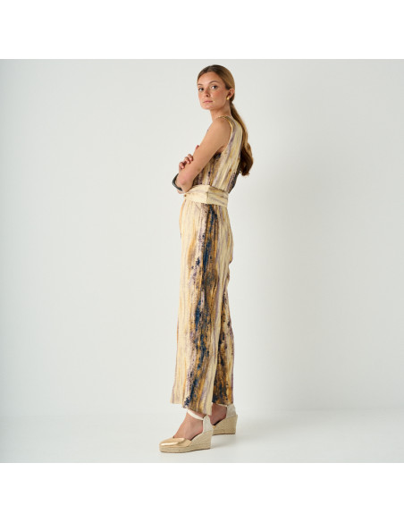 Espadrille compensée Elba en cuir doré avec vue de profil, plan large de la mannequin debout - MONPIEL