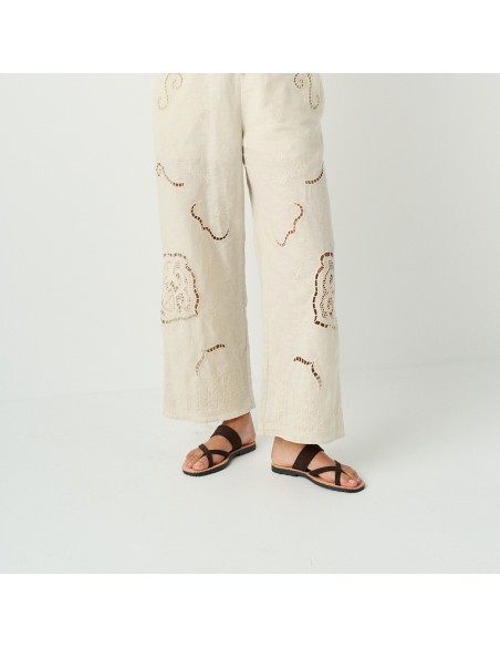 Braune griechische Ledersandale Santorini mit Perspektiv- und Seitenansicht, Halbnahaufnahme - MONPIEL