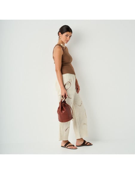 Sandale grecque en cuir Santorini marron avec vue en perspective, mannequin de profil en plan large avec sac en cuir à - MONPIEL