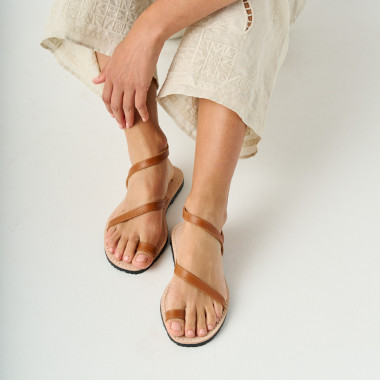 Ledersandale mit Riemen Milos in der Farbe Cognac, Draufsicht auf weißem Boden - MONPIEL 2