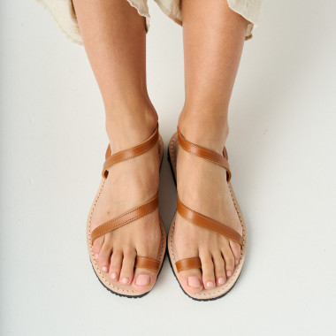 Milos leather sandal with straps in leather color, overhead view on white floor - MONPIEL 2