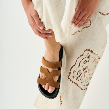 Sandalia bio lucía en color negro con vista desde arriba en primer plano - MONPIEL 2