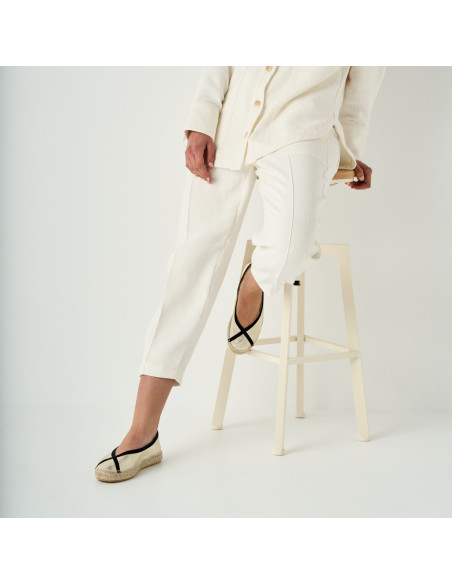 Espadrillas ballerina Gaia color platino con vista prospettica e frontale, piano medio con piede appoggiato su sgabell - MONPIEL