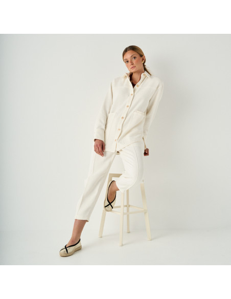 Espadrillas ballerina Gaia color platino in ripresa ampia della modella appoggiata allo sgabello - MONPIEL