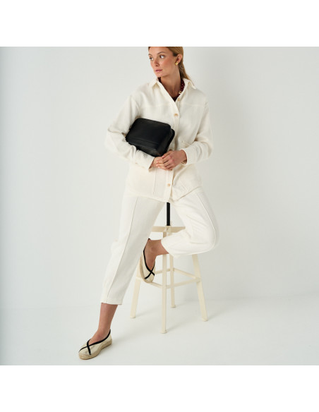 Espadrille ballerine Gaia en coloris platine en plan large avec sac en cuir au bras - MONPIEL