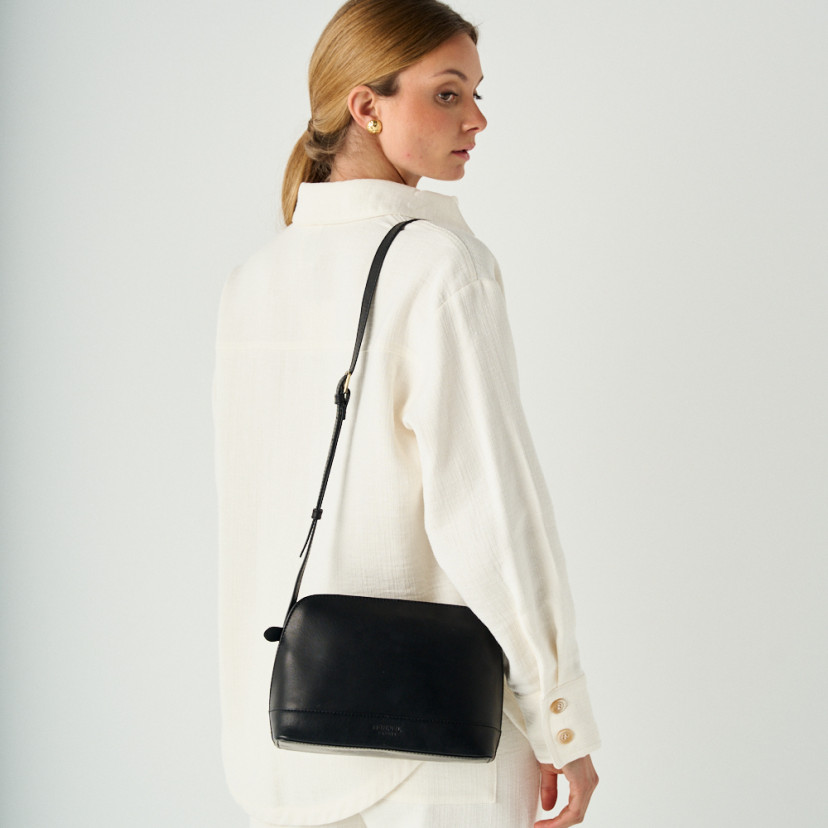 bolso-mediano-piel-negro-hombro
